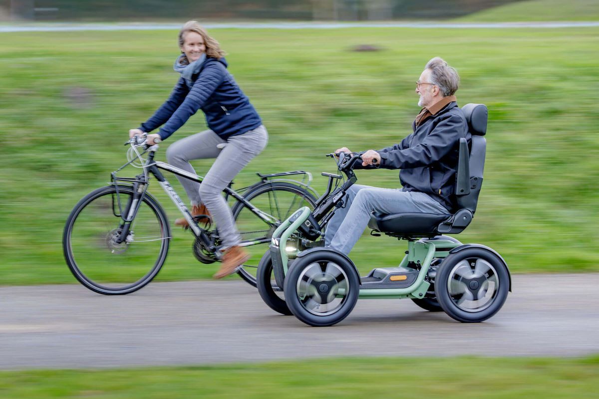 Električni skuter za vanjsku mobilnost s upravljanjem u stilu bicikla i mogućnostima za sve terene
