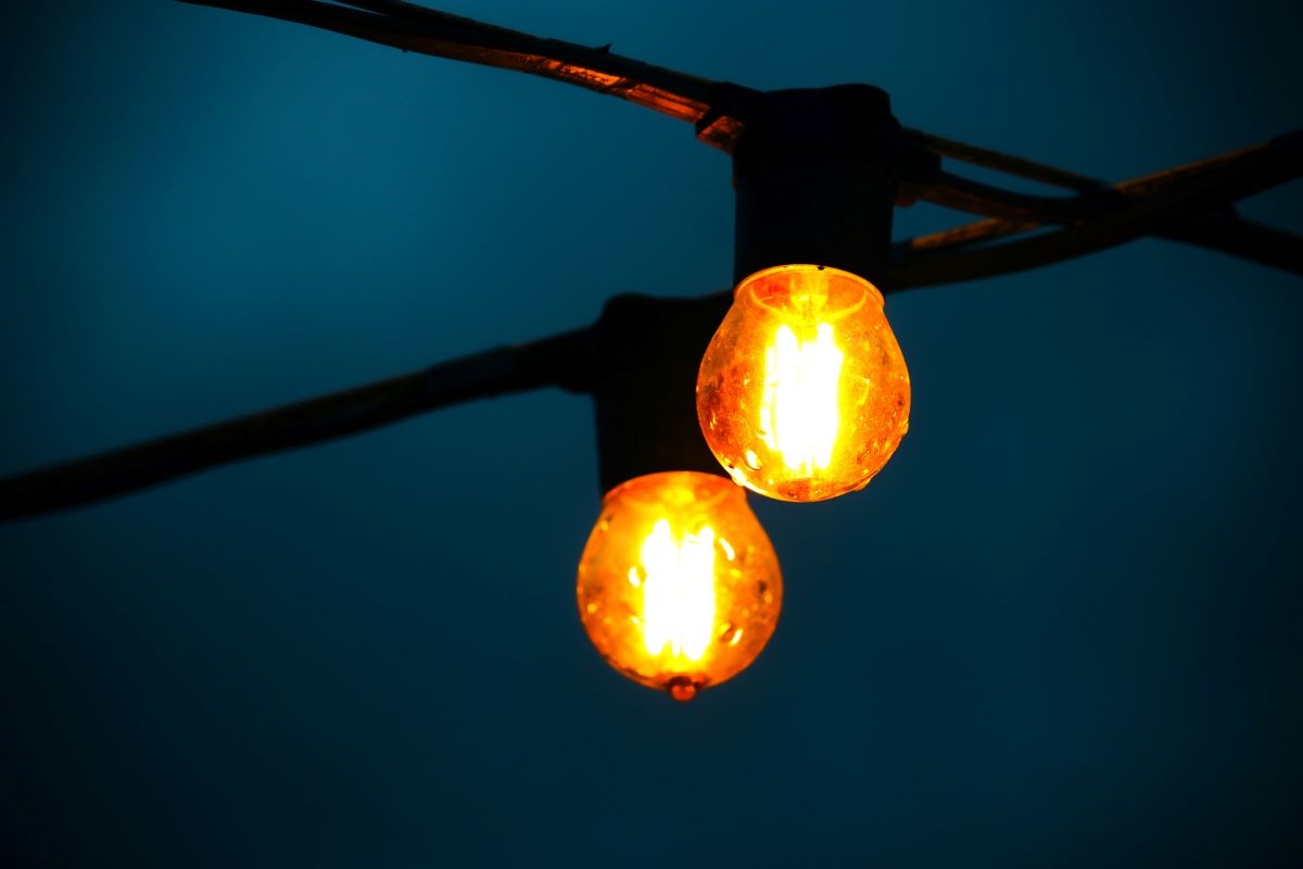 Svetlo se pali: 292 milijuna više ljudi s pristupom električnoj energiji unatoč rastu populacije