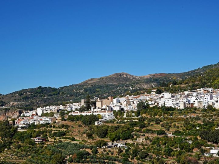 Mali grad koji je „zabranio smrt“ – šala koja je postala simbol i turistička senzacija