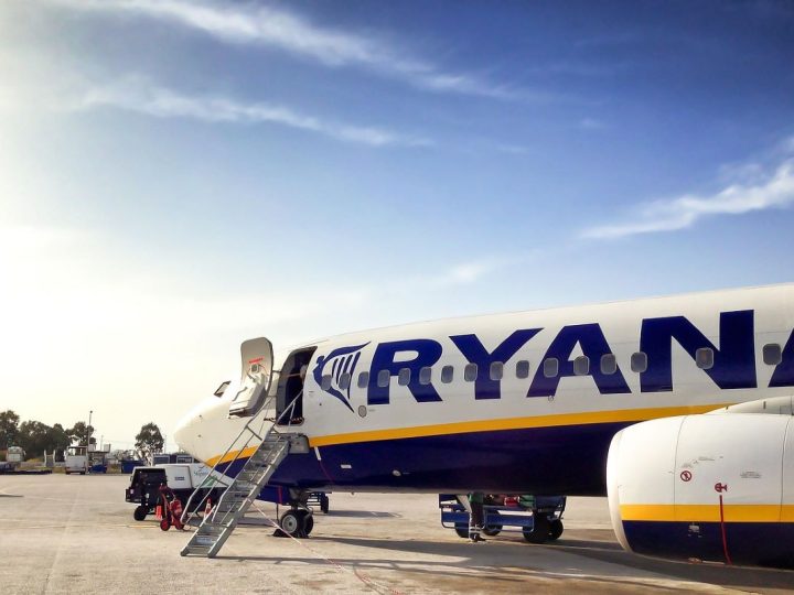 Ryanair povećava veličinu svoje besplatne kabinske prtljage – evo što sada zapravo stane ispod sjedala