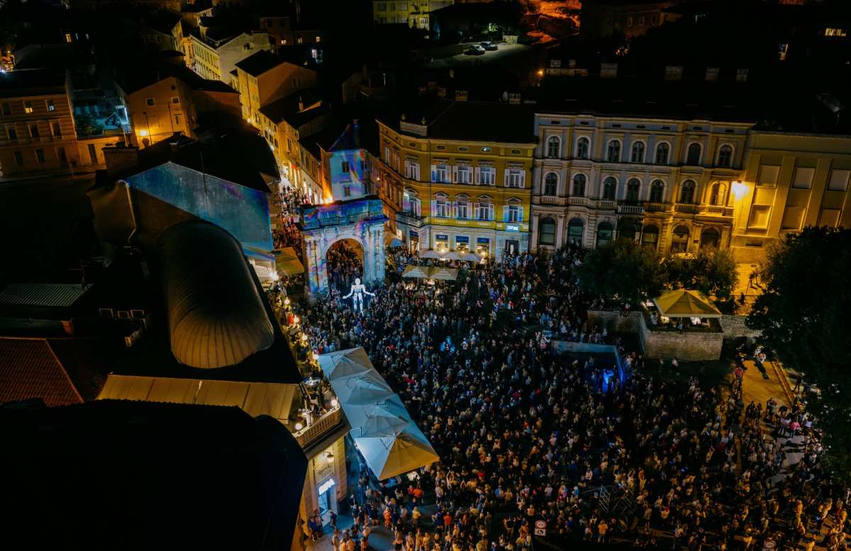 U Puli otvoren 11. Visualia Festival – 17 instalacija umjetnika iz Europe i Australije osvijetlilo 13 lokacija u gradu