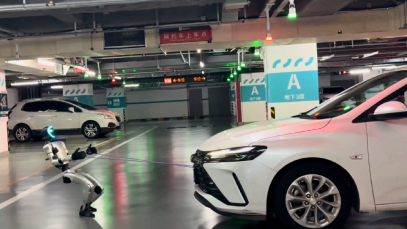 Mali kineski robot povukao je automobil na ravnoj površini!