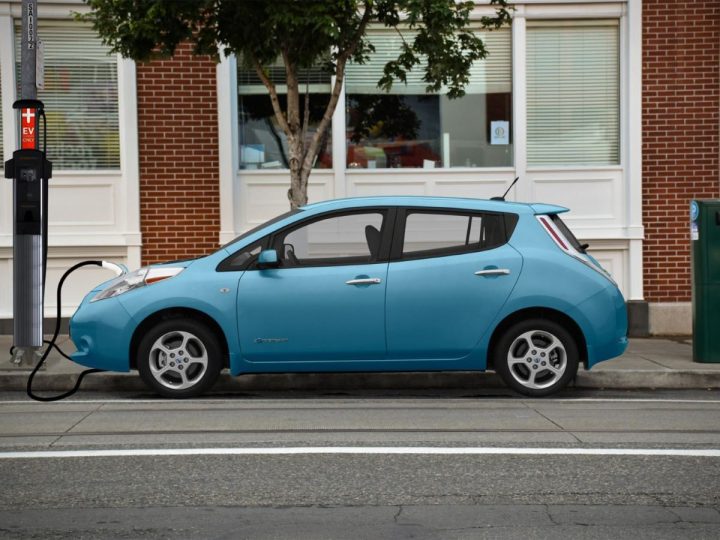 Ulične svjetiljke koje pune električne automobile