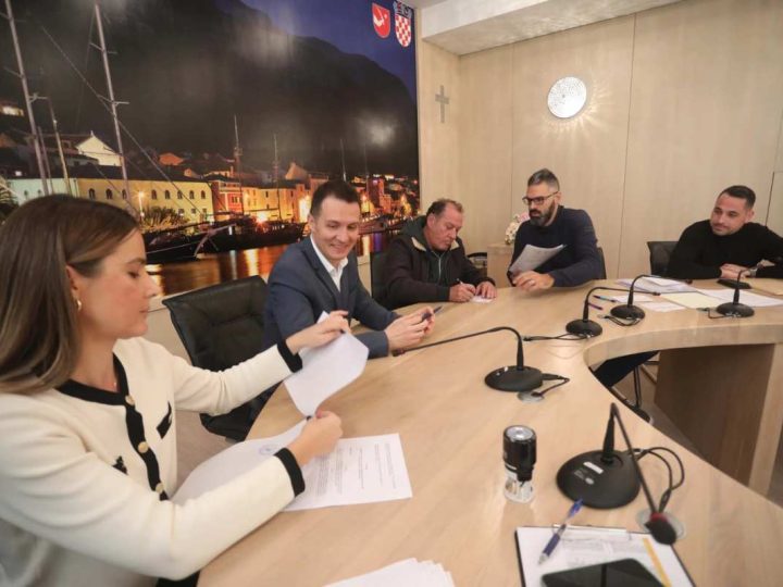 U Makarskoj potpisan najveći broj ugovora za sufinanciranje fotonaponskih elektrana na obiteljskim kućama