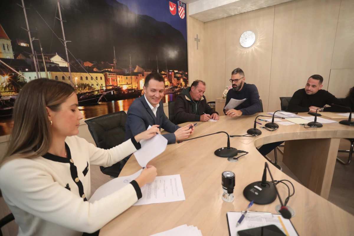 U Makarskoj potpisan najveći broj ugovora za sufinanciranje fotonaponskih elektrana na obiteljskim kućama
