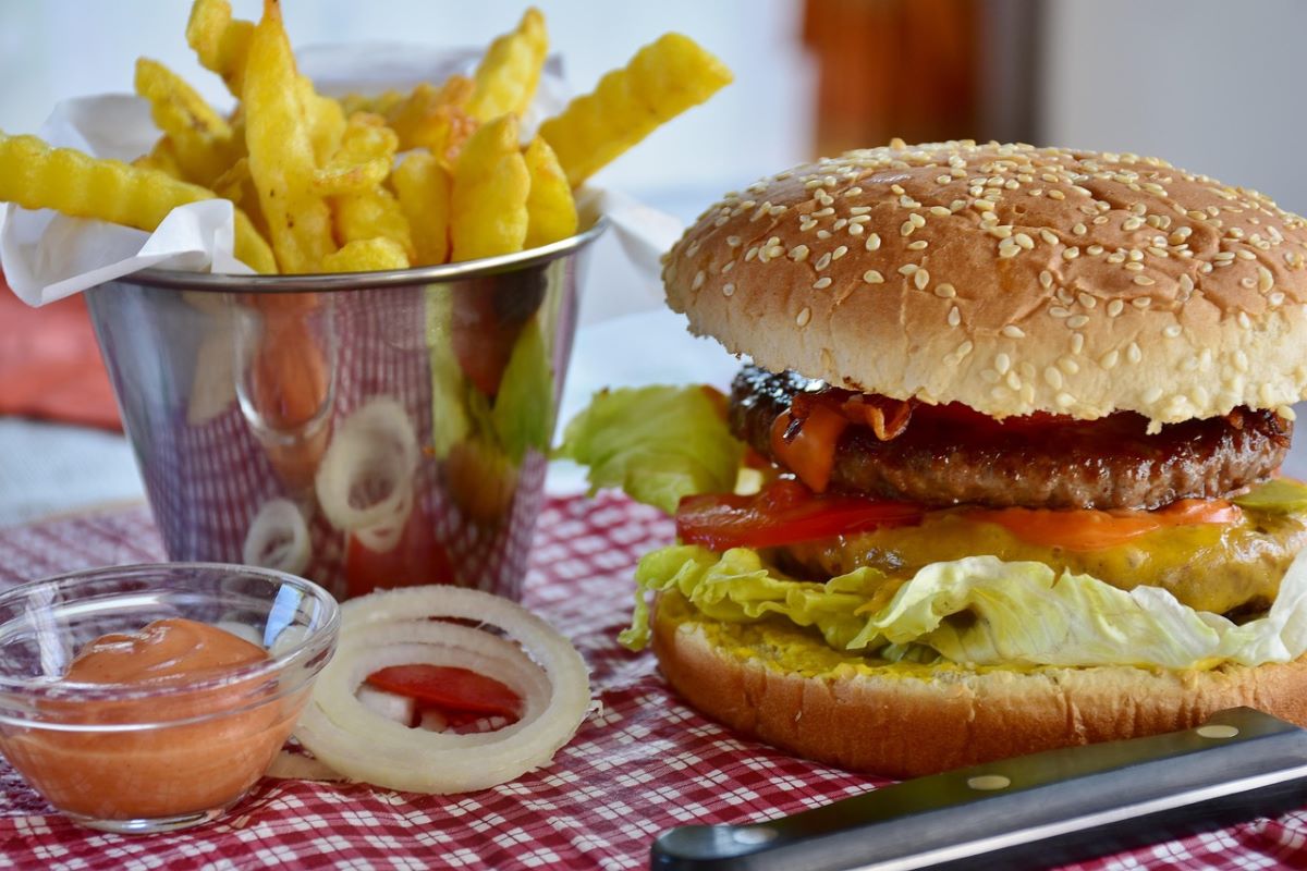Britanci zabranjuju junk food reklame — hoće li ovo napokon zaštititi djecu ili samo promijeniti trikove marketinga?