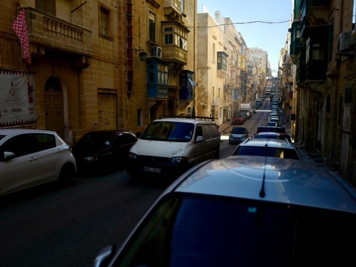 Mala otočna država s najgorim gužvama u Europi plaća mladim vozačima 25.000 eura da ne voze pet godina