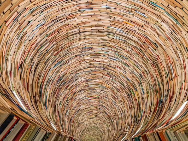 Vrtložna skulptura knjige u praškoj knjižnici postaje turistička atrakcija