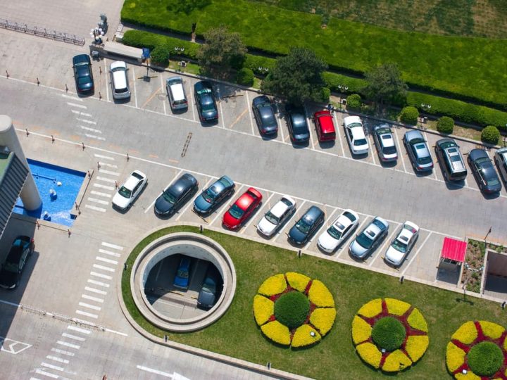 Kako gradovi upravljaju parkiranjem na ulicama i parkirnim objektima kao odgovor na rastući promet