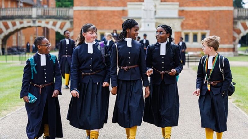 Škola koja prkosi modi: britanski učenici već gotovo pet stoljeća nose istu odoru