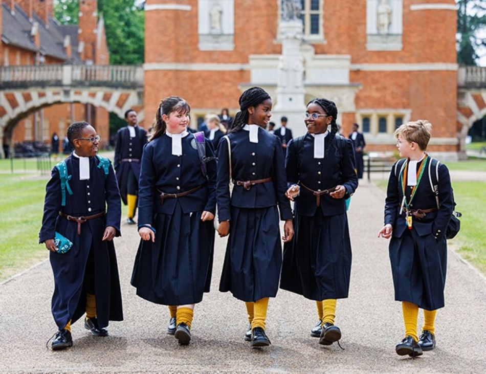 Škola koja prkosi modi: britanski učenici već gotovo pet stoljeća nose istu odoru