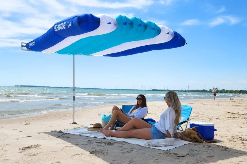 Suncobran za plažu koja se napuhuje vjetrom automatski prati povjetarac