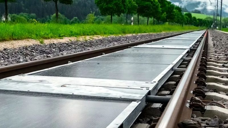 Prostor između željezničkih tračnica idealan je za solarne panele