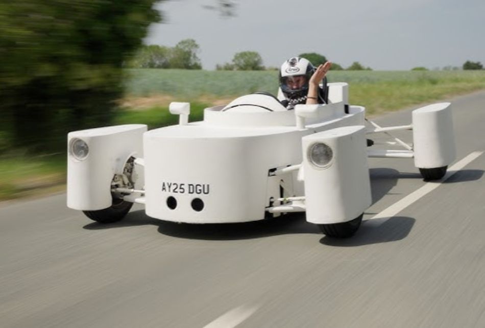 Čovjek u svojoj šupi gradi jeftin sportski automobil legalan za cestovnu vožnju